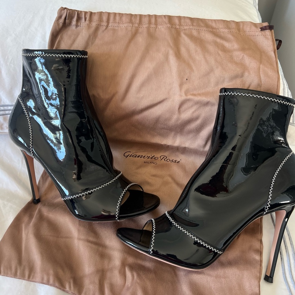 Gianvito Rossi Risqué Vinyl Ankle Boots In Black
Patent Leather– Size 40
